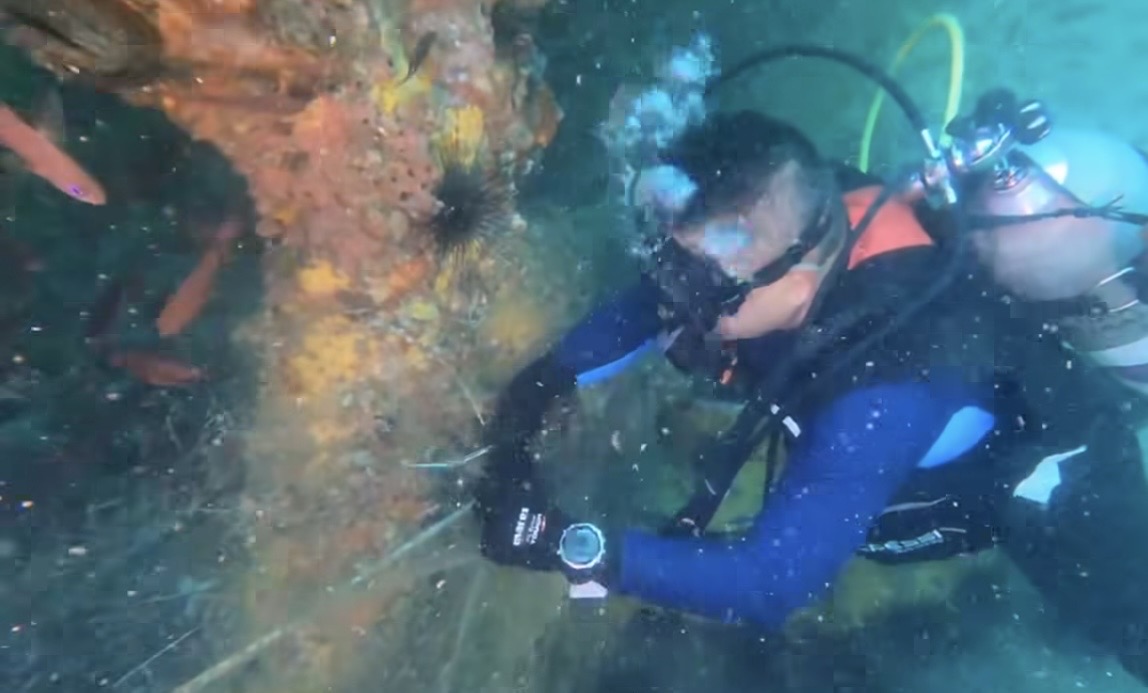 Sisa Pukat Tunda Jejas Tukun, Dr Azman Terjun Laut 20 Meter Demi Nelayan