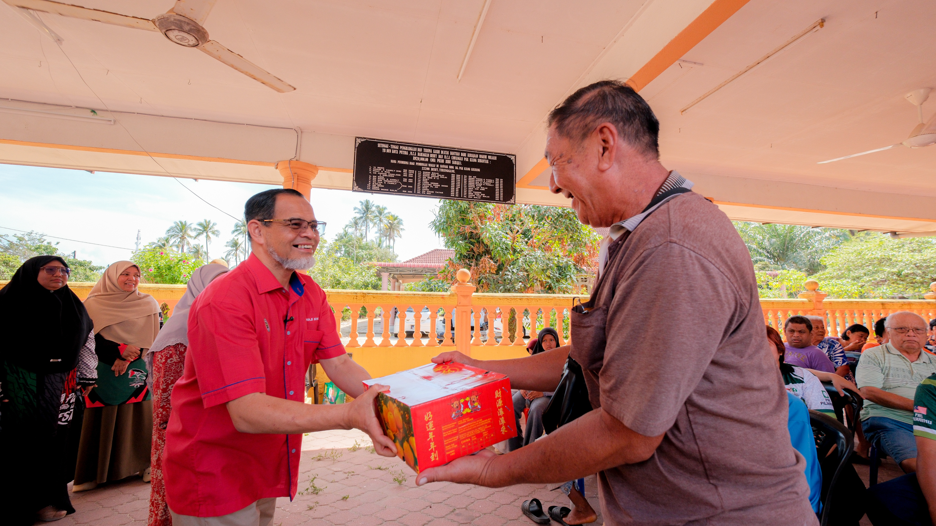 140 Penduduk Kampung Pok Kiang Terima Agihan Limau Mandarin