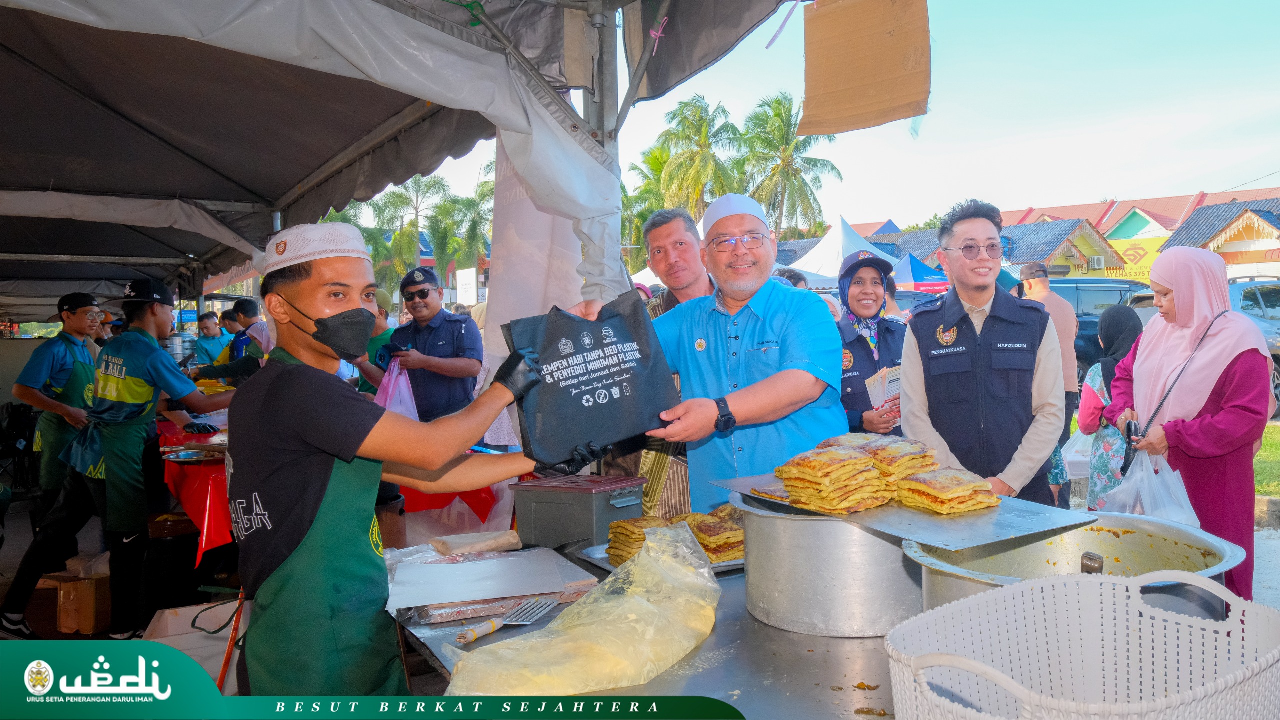  Wan Sukairi Puji Tahap Kebersihan Gerai Di Bazar Ramadan Kampung Raja