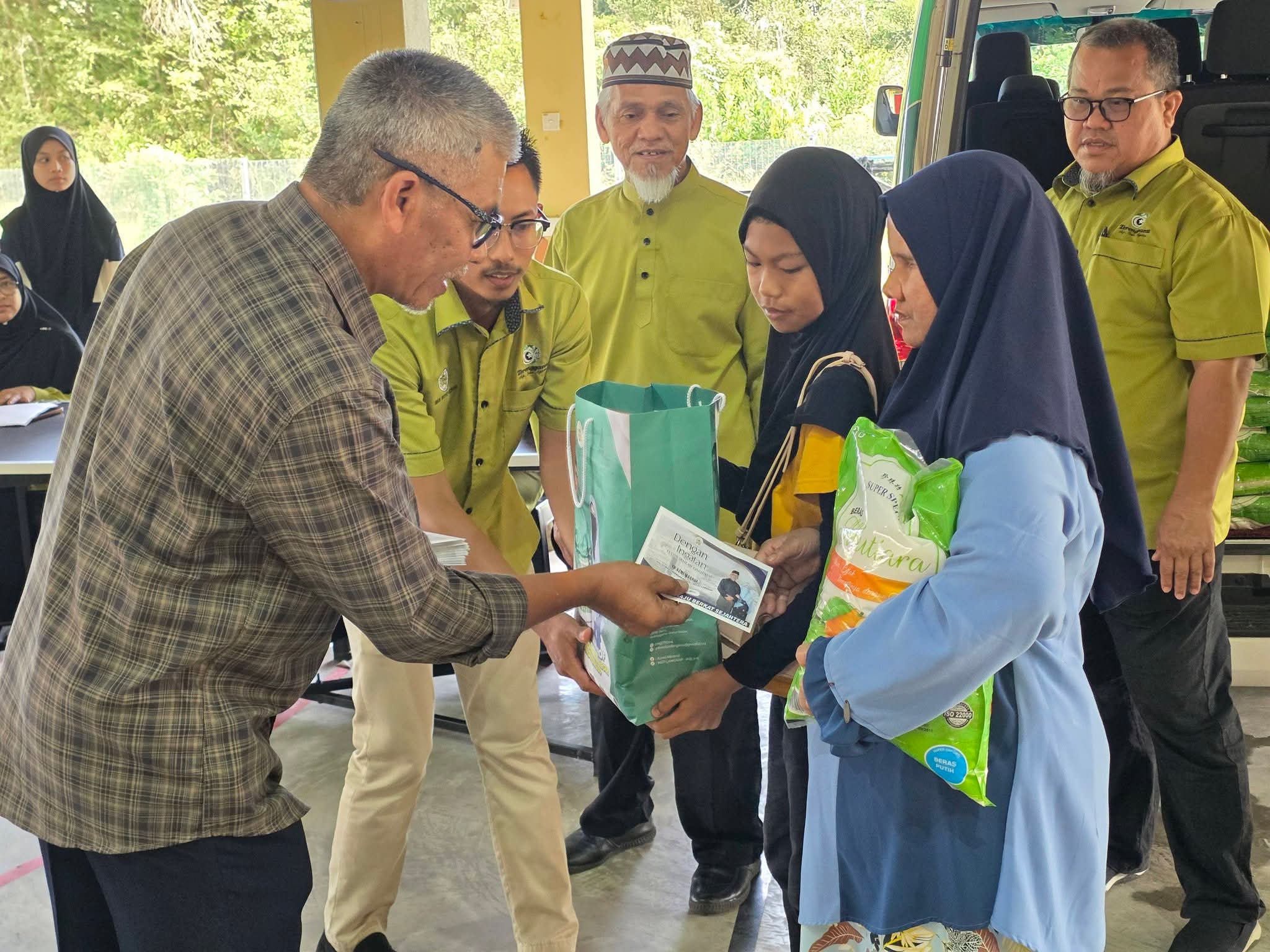 100 Penerima Disantuni Dalam Program Sumbangan Kasih Ramadan 