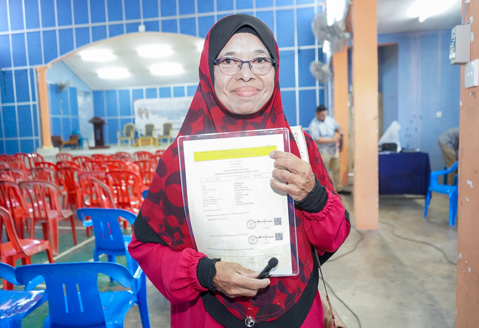 Air Mata Syukur Iringi Detik Penyerahan Geran Hak Milik Tanah