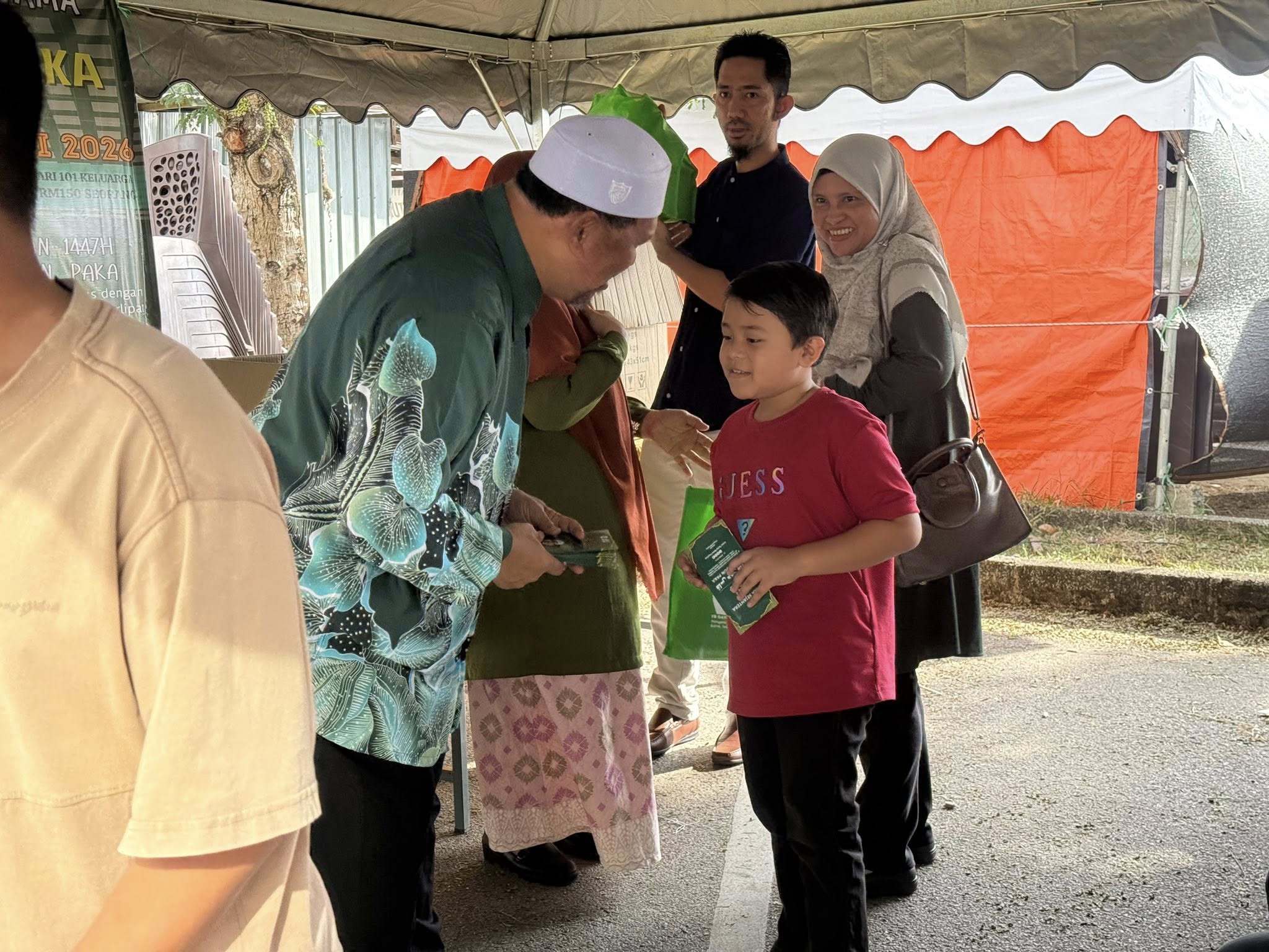 166 Anak Yatim DUN Paka Terima Bantuan