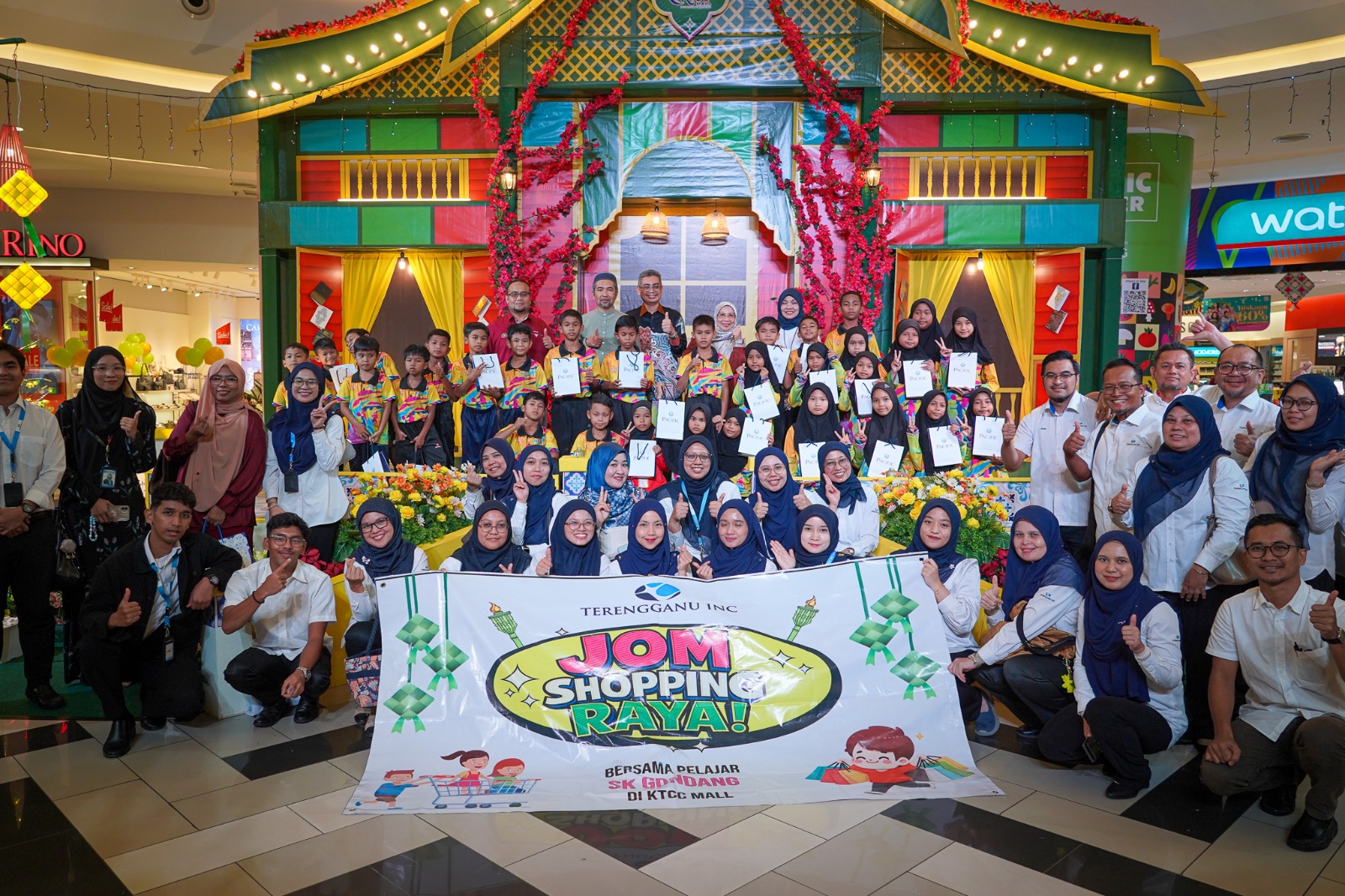 Syarikat Kerajaan Terengganu Belanja Murid Sekolah Duit Raya RM350