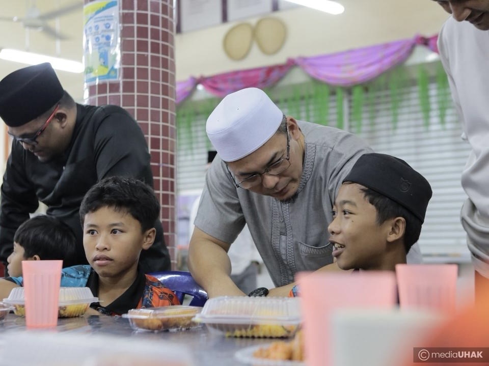 Anak Yatim Golongan Istimewa di Hati Rasulullah 