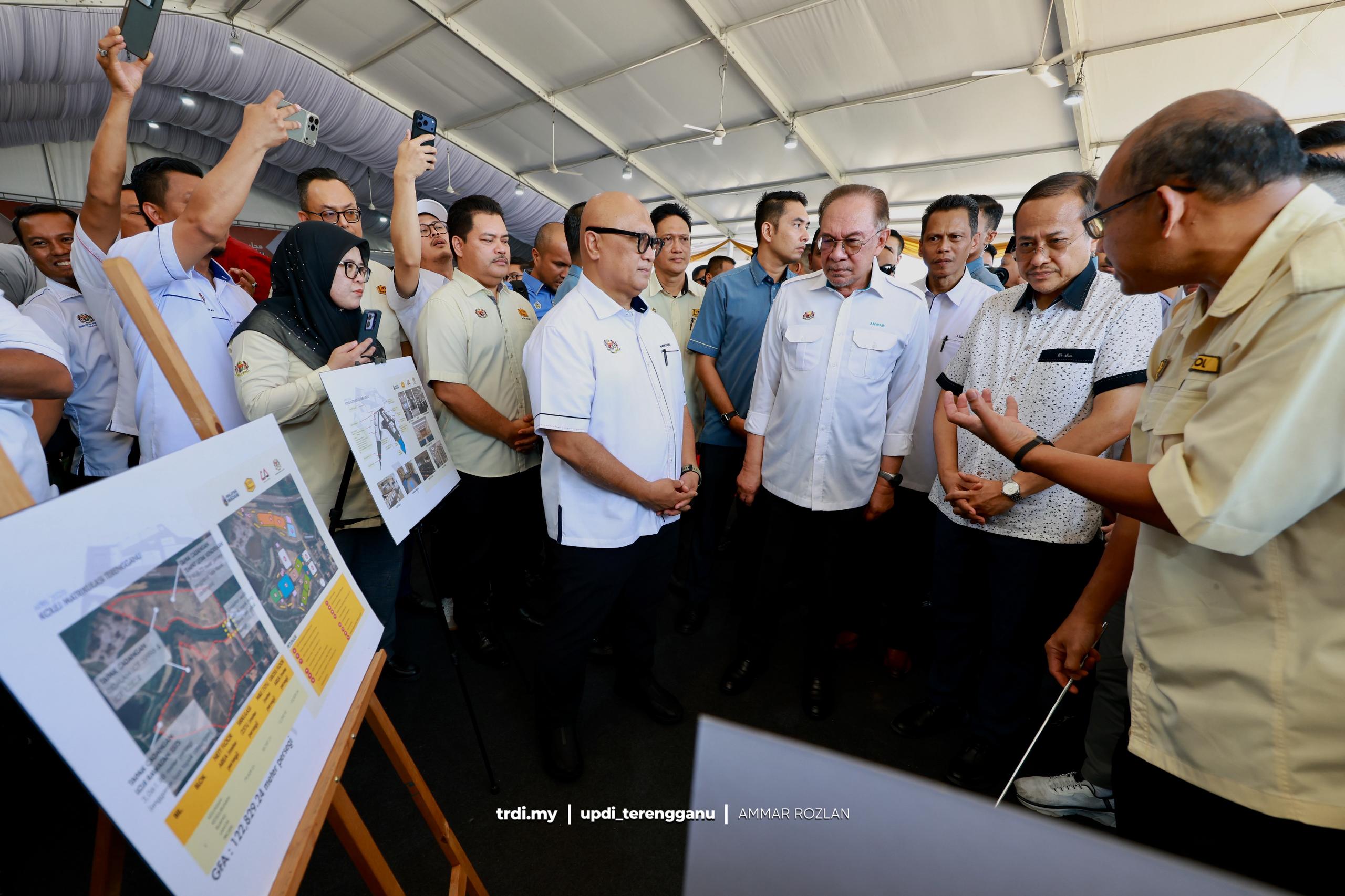 Anwar Hargai 'Kerja' Dr. Sam Realisasi Pembinaan Kolej Matrikulasi di Terengganu