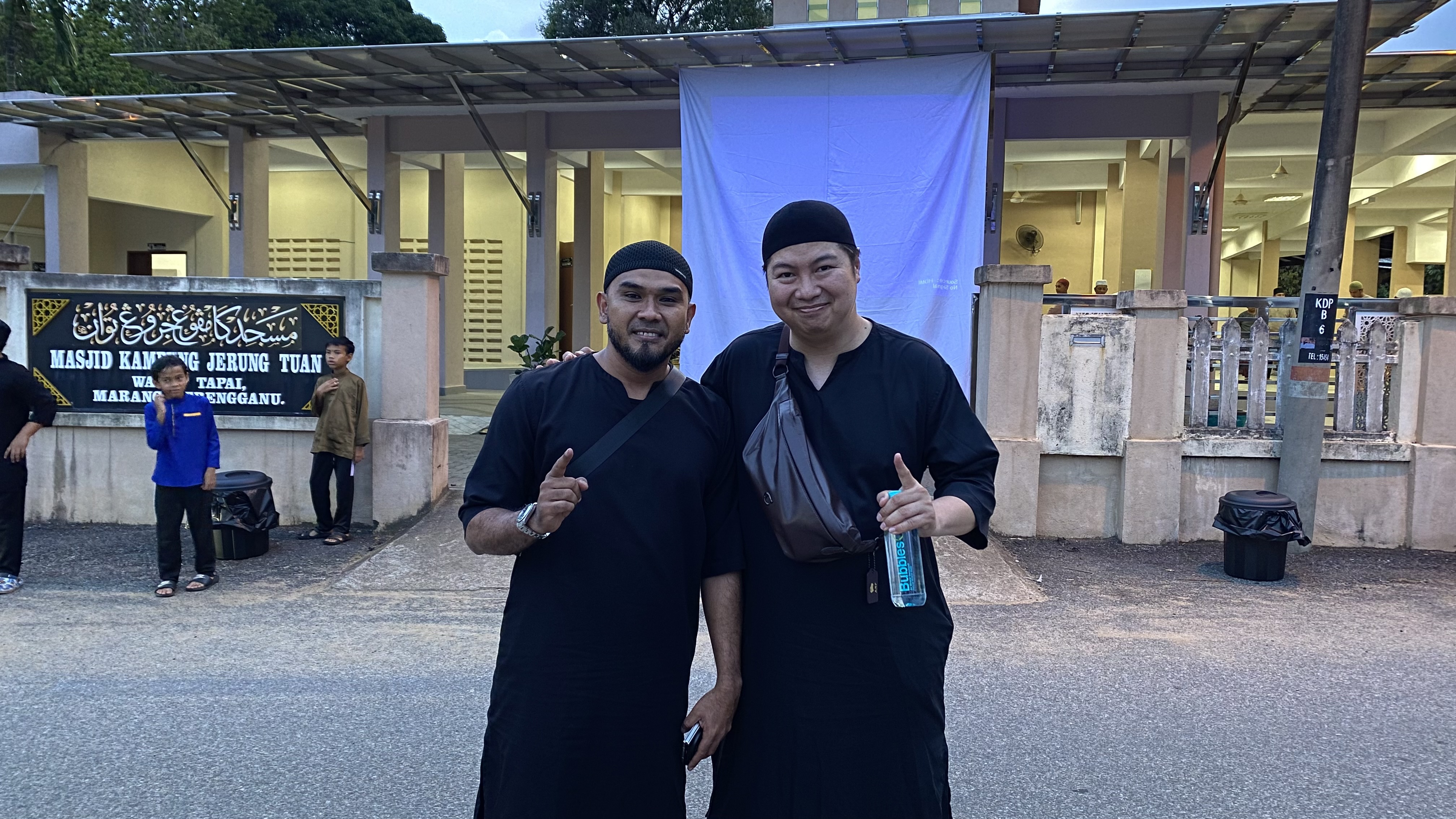 Dua Sahabat Dari Singapura Tempuh Sembilan Jam Demi Kuliah Ustaz Azhar Idrus