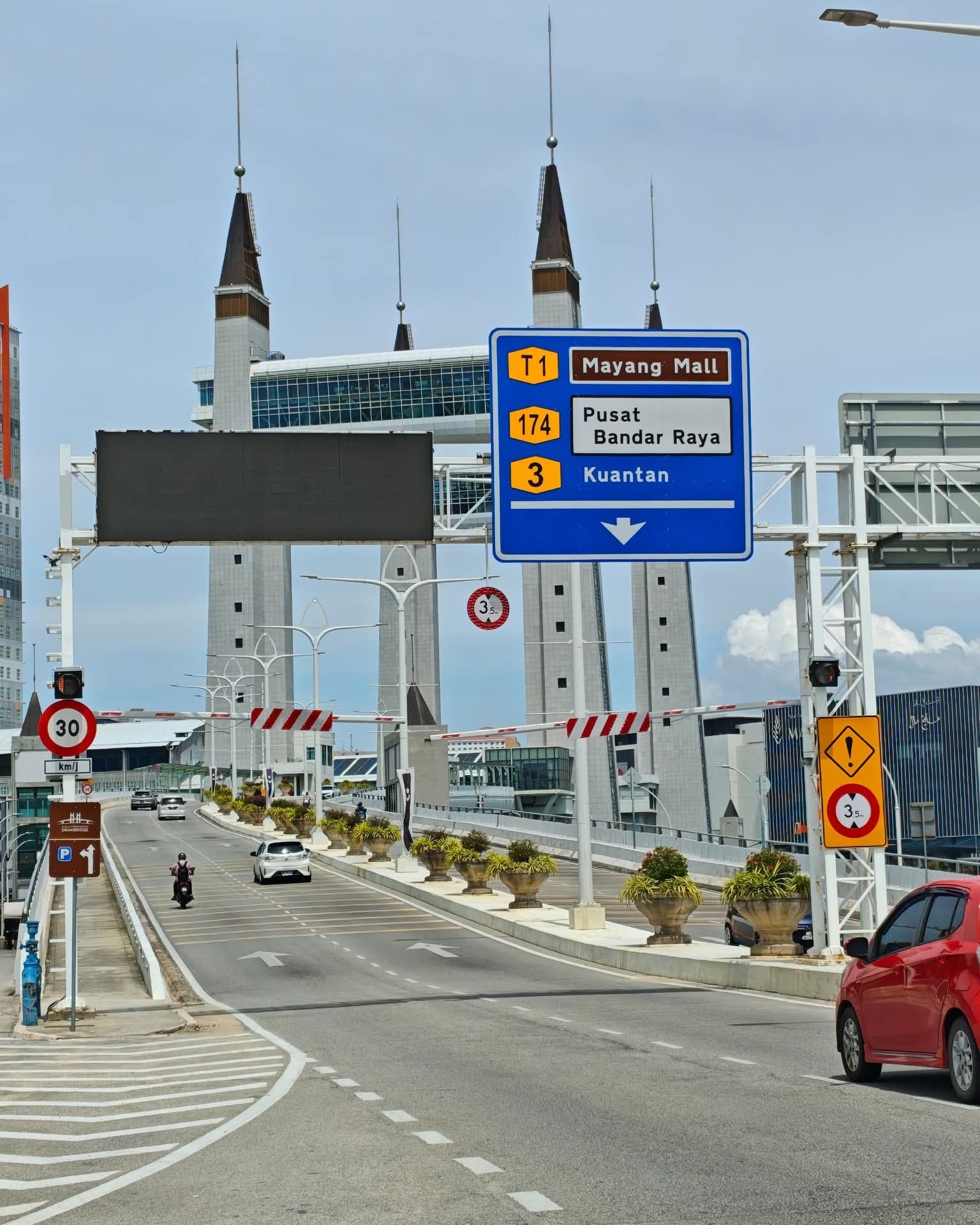 Lori Langgar Palang Had Ketinggian Drawbridge, Pengurusan Jalankan Siasatan