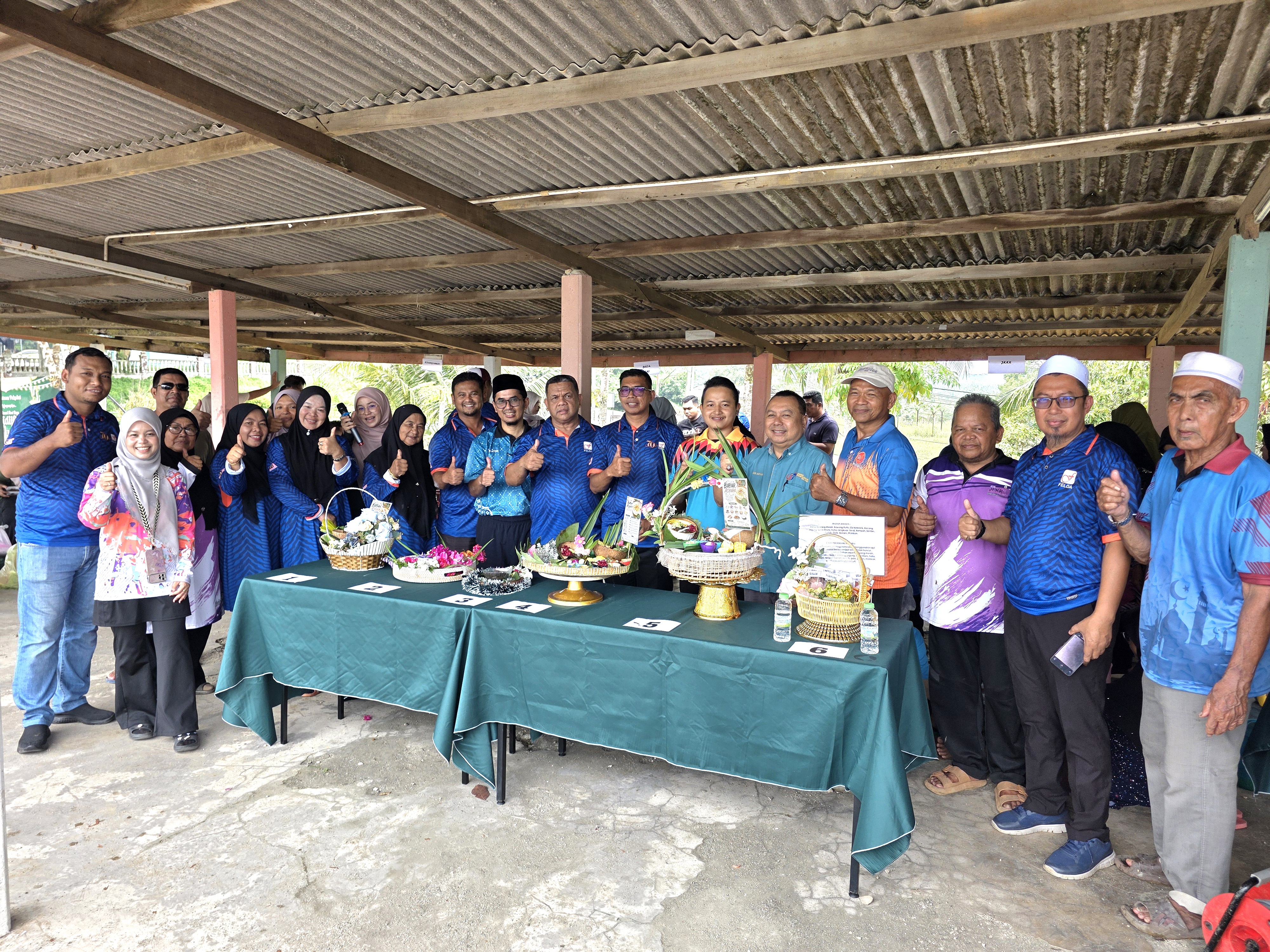 Gotong-Royong Bubur Asyura Semarakkan Muharam di Felda Chalok Barat