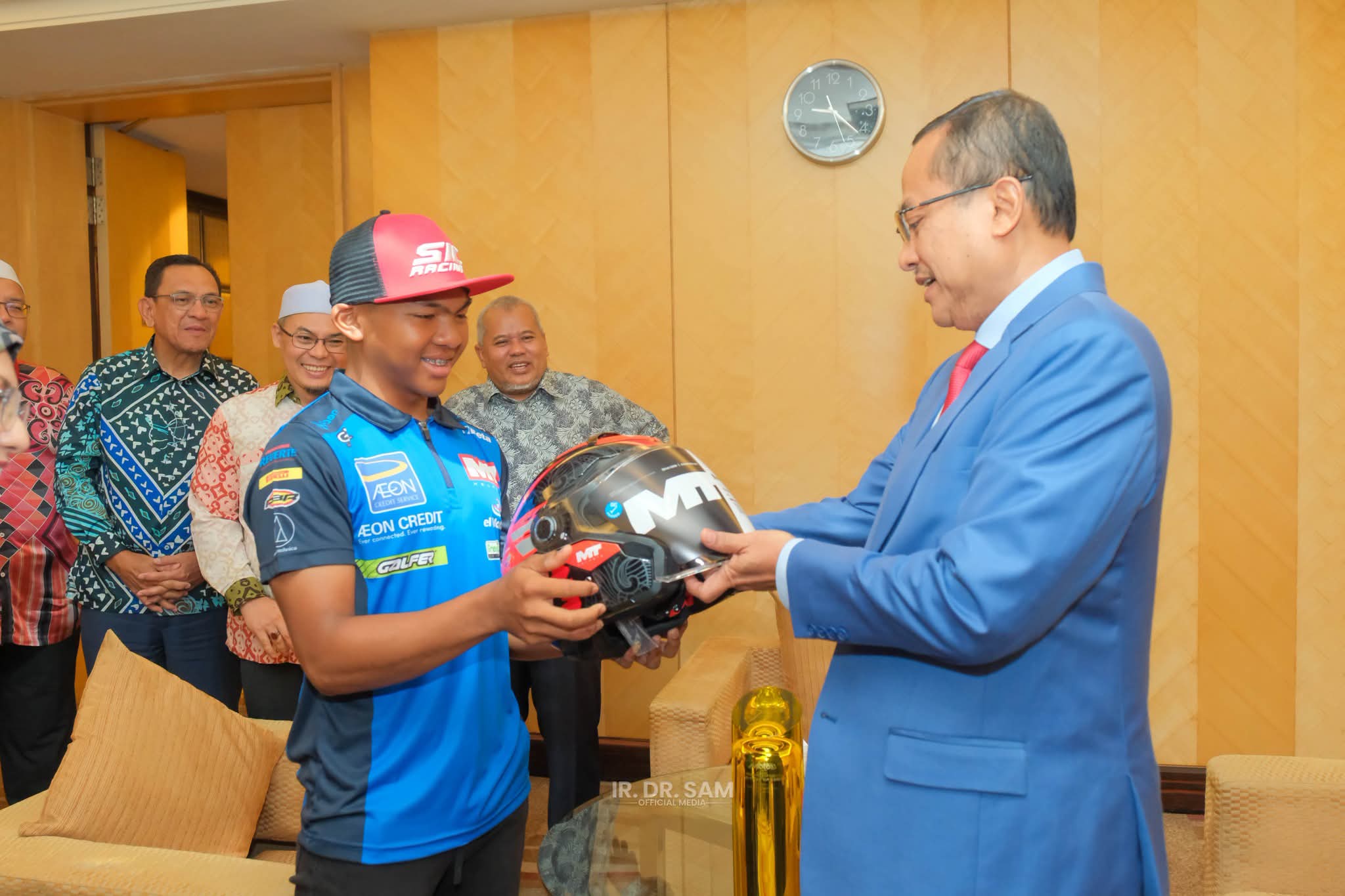 Hakim Danish Hadiahkan Helmet kepada MB Terengganu