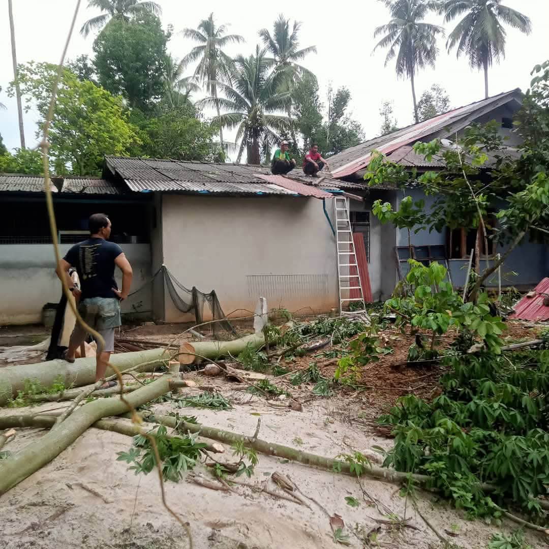 Penduduk Bersatu Padu Baiki Rumah Musnah Akibat Ribut 