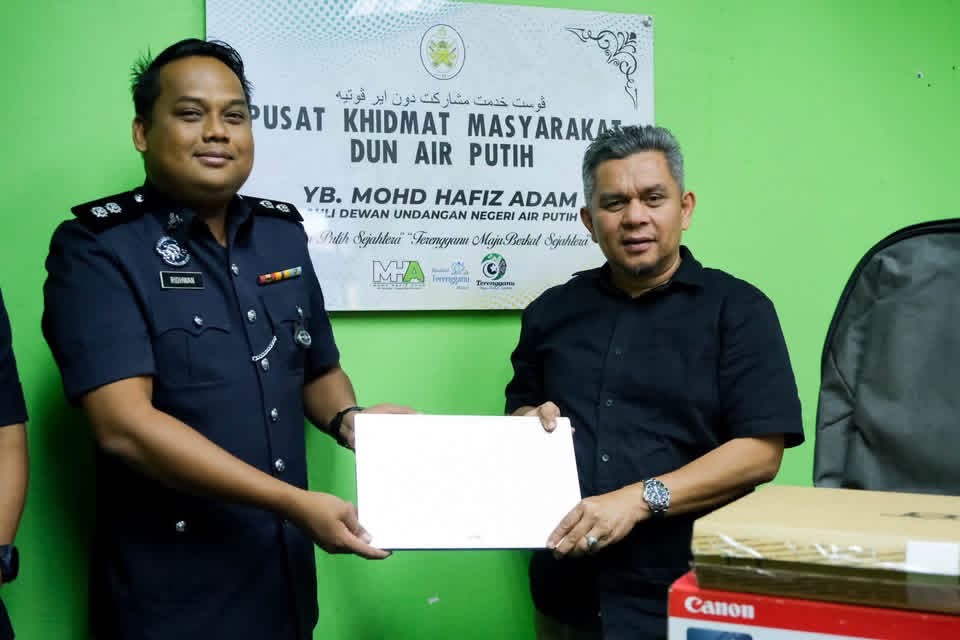ADUN Air Putih Sumbang Aset ICT Kepada Balai Polis Chukai