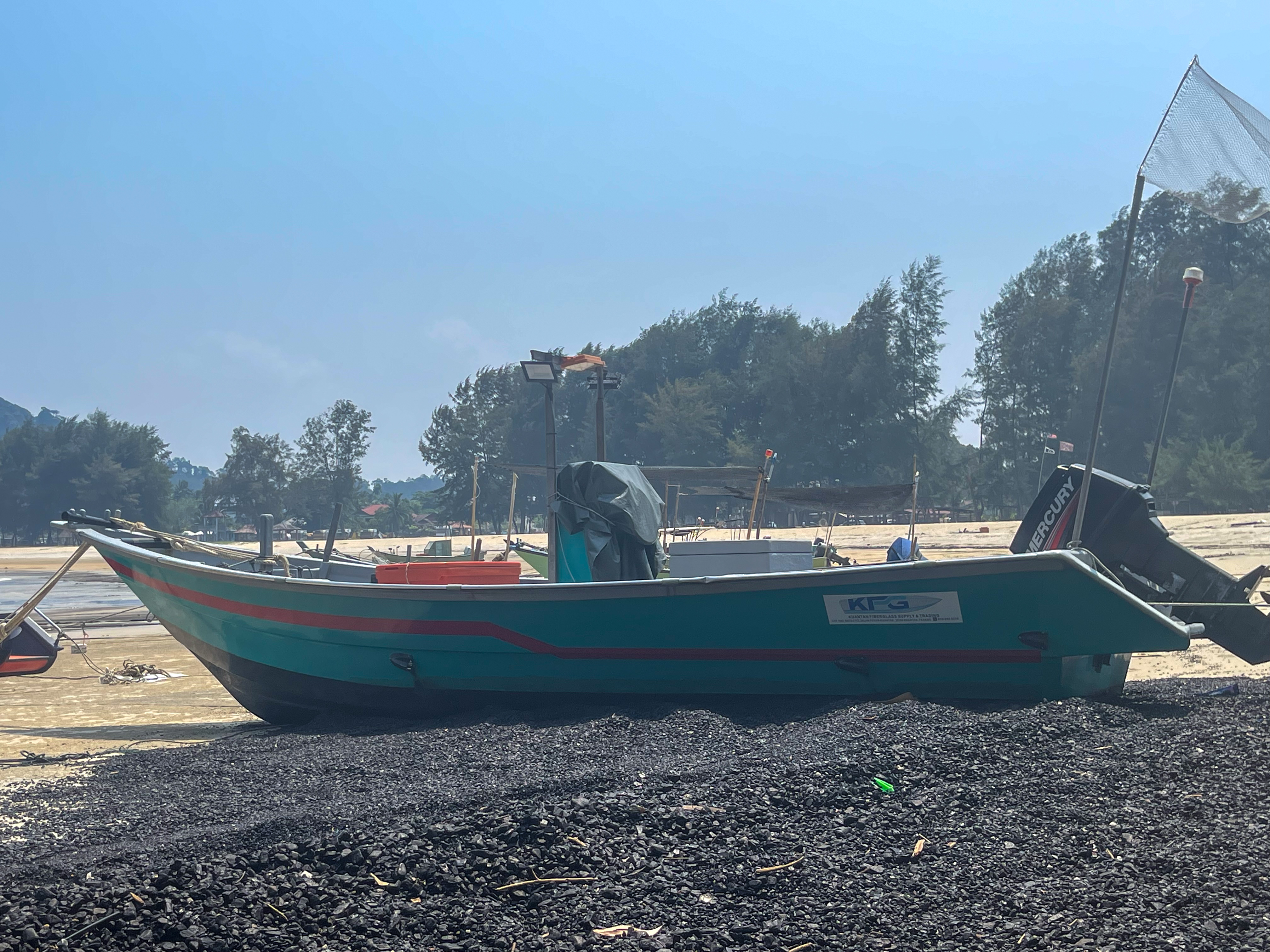 Sisa Arang Batu Jadi Perhatian, Pembersihan Pantai Teluk Kalong Bermula Hari Ini