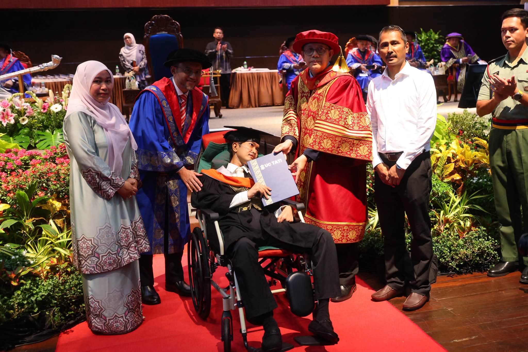 Demi Impian Anak, Ibu Bapa Redah Tiga Negeri Naik Ambulans