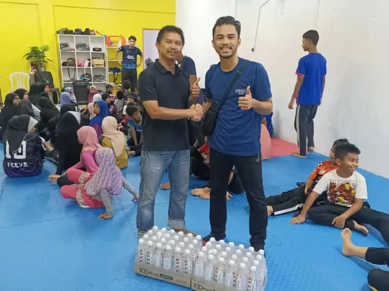 KBSS Serah Sumbangan Air Minuman Kepada Anak Didik Akademi Pesilat Cilik