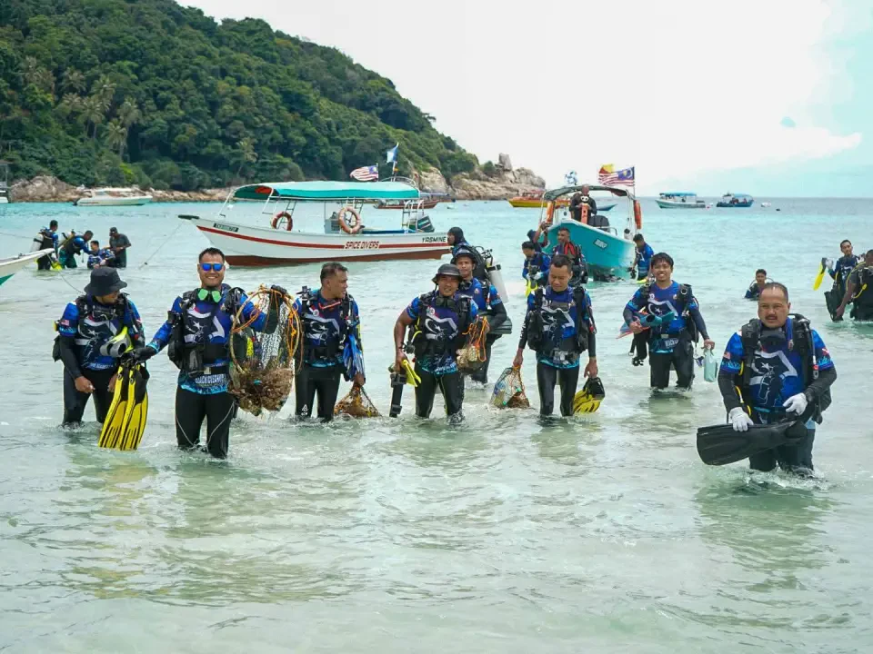 80 Penyelam Angkat 30.7 Kg Sampah Dari Laut Pulau Perhentian