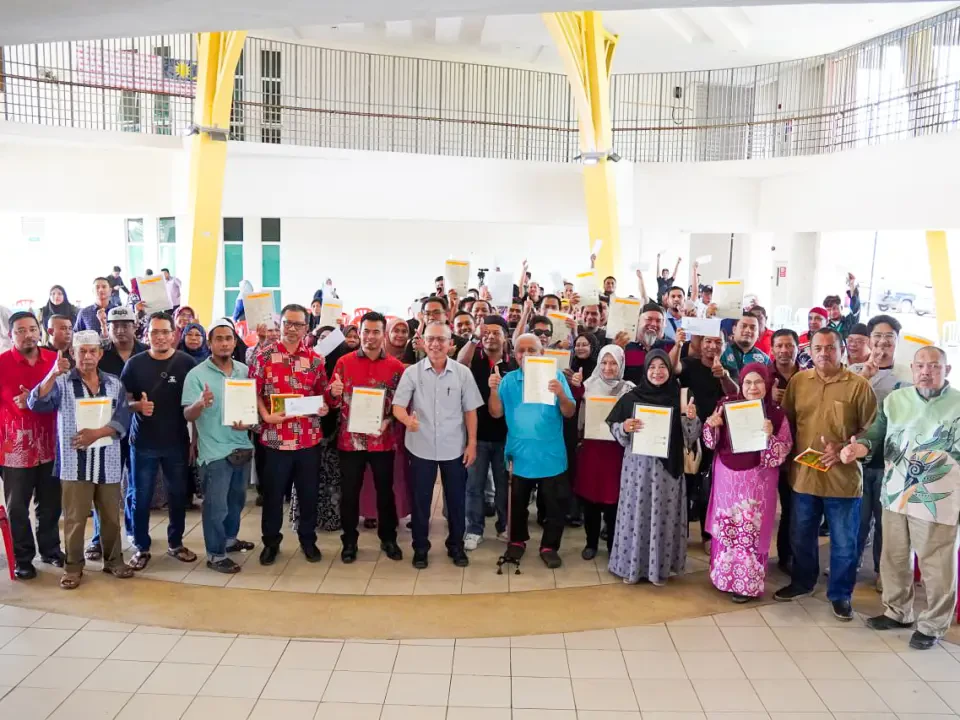 138 Rakyat Kijal Terima Dokumen Hak Milik Tanah