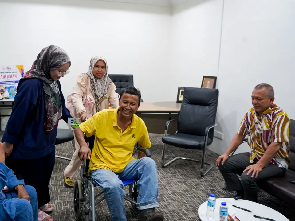 Setia Hingga Akhir, Isteri Korbankan Segala Demi Suami Sakit