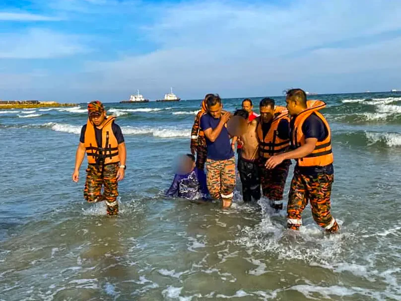 Tindakan Pantas Bomba Selamatkan Remaja Hampir Lemas