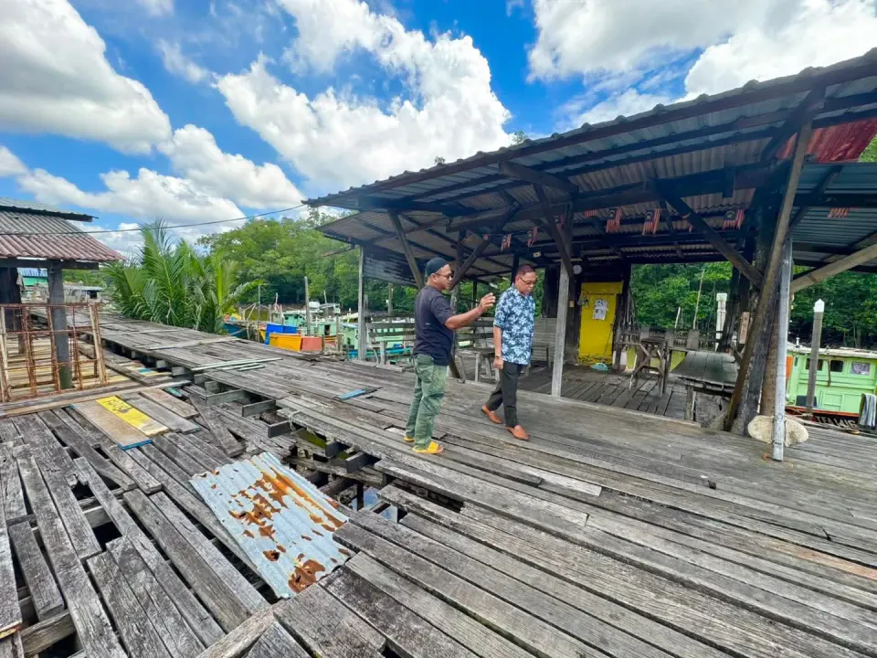 YBC Sumbang Kayu Ganti Laluan Reput di Jeti Belakang Pasar Besar Chukai