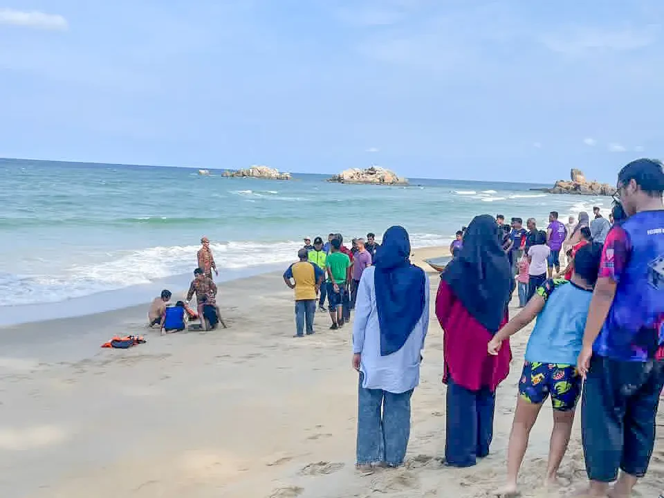 Ibu dan Anak Saudara Lemas Ketika Mandi di Pantai Penunjuk