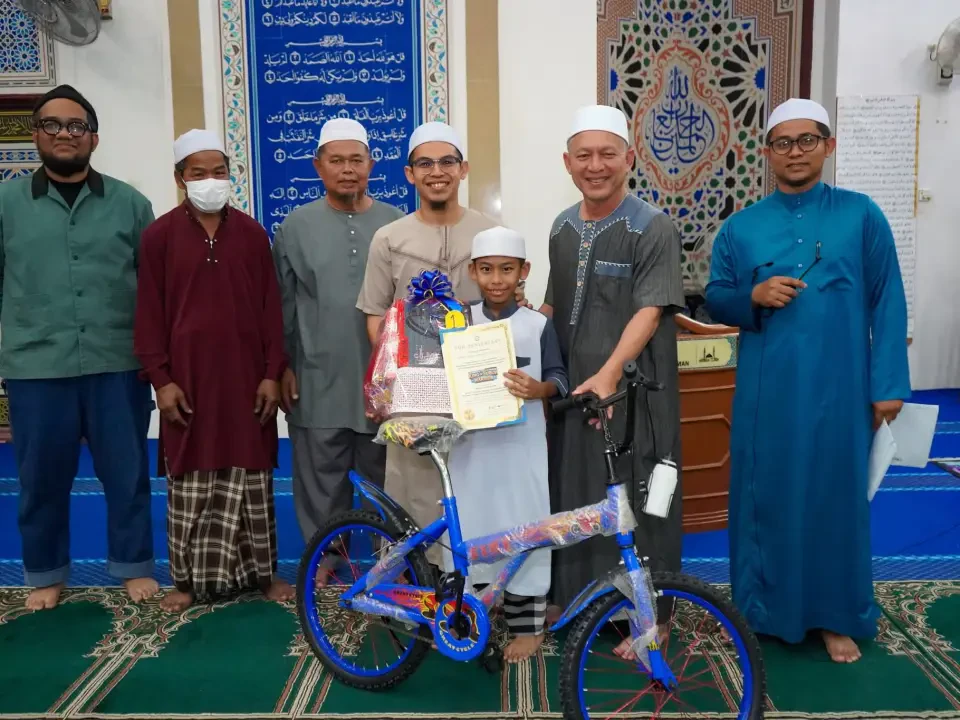 Kanak-kanak Solat Subuh Berjemaah di Masjid Dapat Basikal