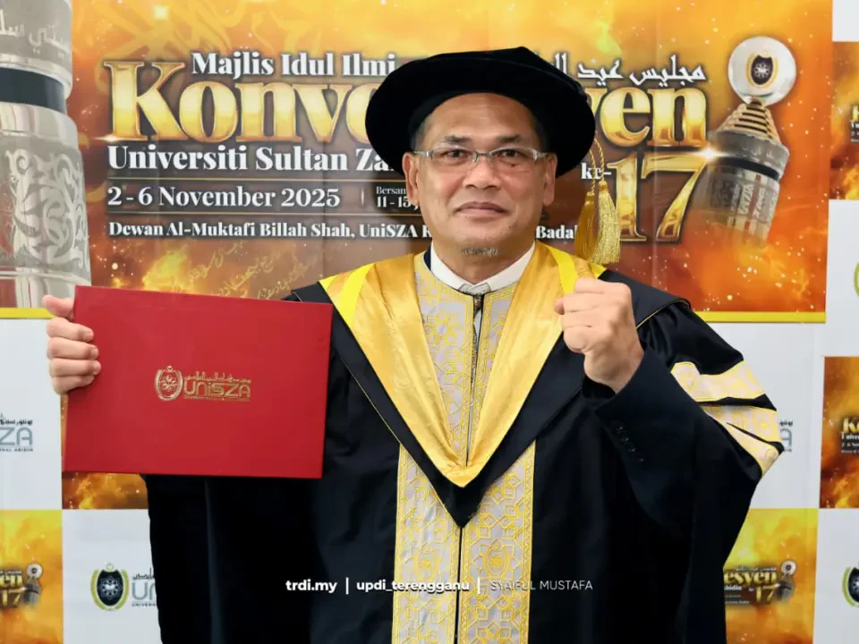 Anak Jati Felda Jerangau 'Ketagih' Buat PHD Kali Ketiga