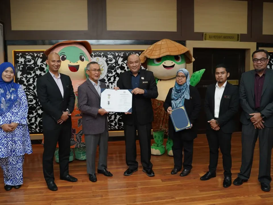 Awang Nelang, Mek Ara Terima Sijil MyIPO