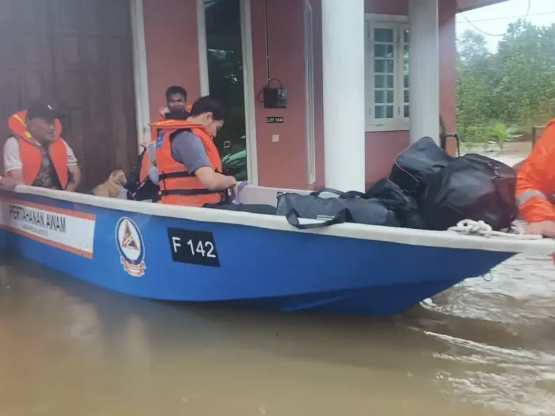 ‘Oyen’ Antara Mangsa Diselamatkan Ketika Operasi Selamat Banjir