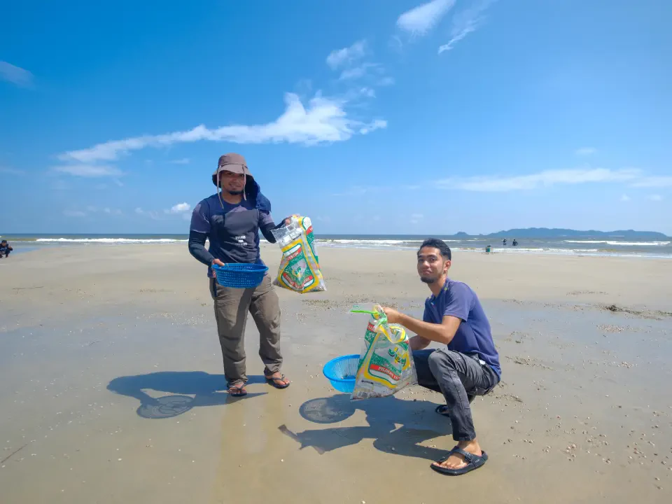 Rezeki Musim Tengkujuh, Penduduk Serbu Pantai Pulau Kekabu Kutip Kerang