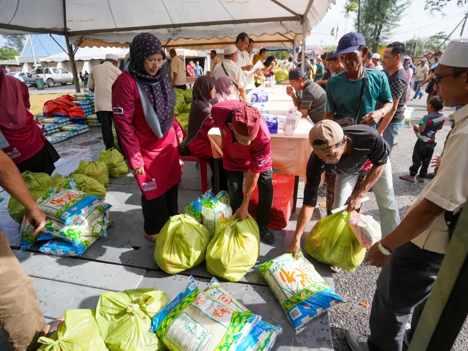 TDM, Pusat Khidmat Seberang Takir Salur Bantuan Kepada 372 Nelayan Terjejas