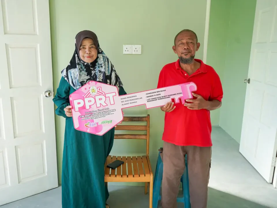 Air Mata Syukur Iringi Detik Penyerahan Rumah PPRT