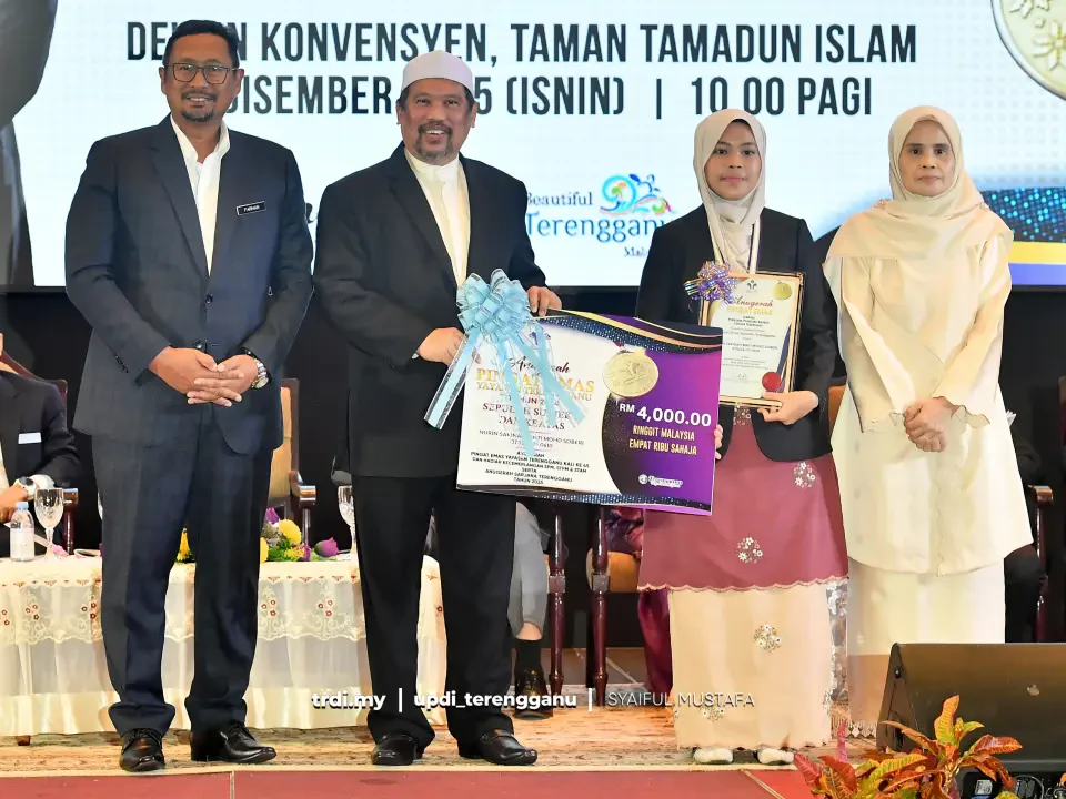 Dua Gadis Kampung Terima Anugerah Emas, Sarjana