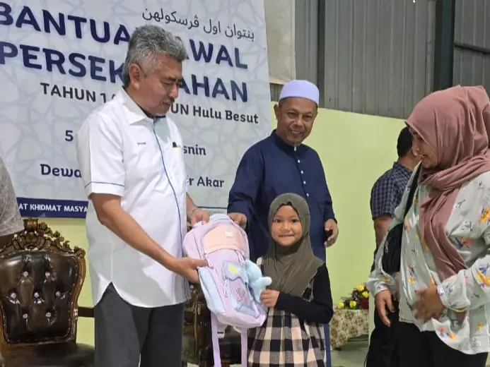 586 Pelajar Dan Asnaf Menerima Manfaat Agihan Beg Sekolah