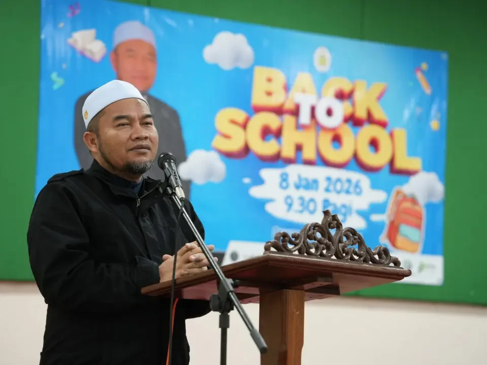 228 Pelajar Jerteh Ceria Terima Beg Sekolah Baharu