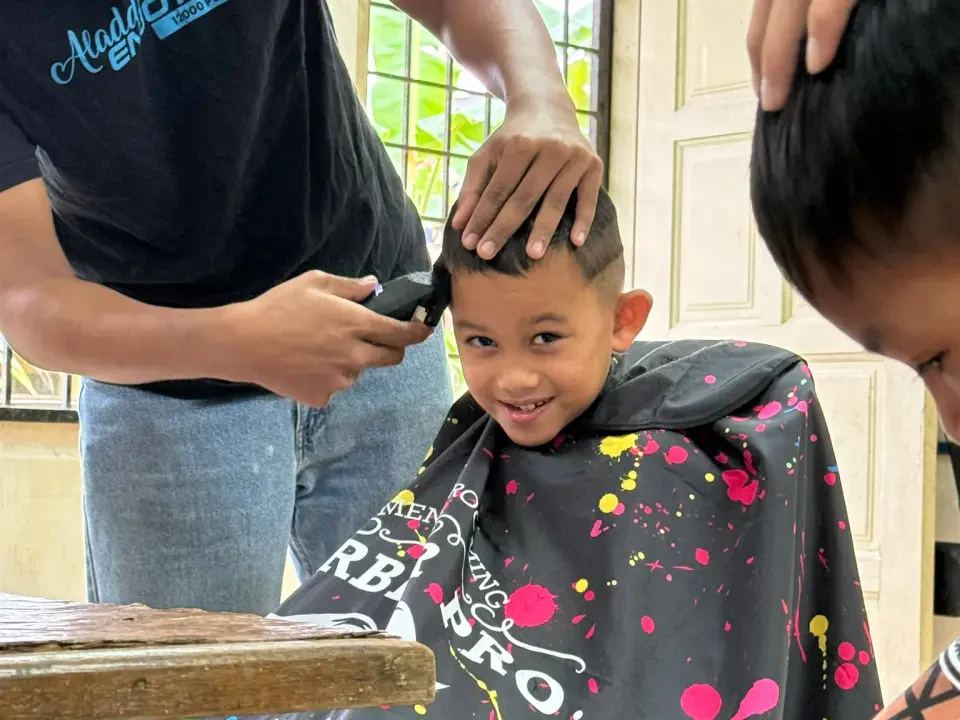 618 Pelajar DUN Paka Terima Khidmat Gunting Rambut Percuma