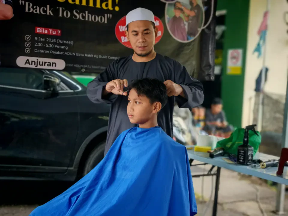 100 Kanak-kanak Teruja Gunting Rambut Percuma 
