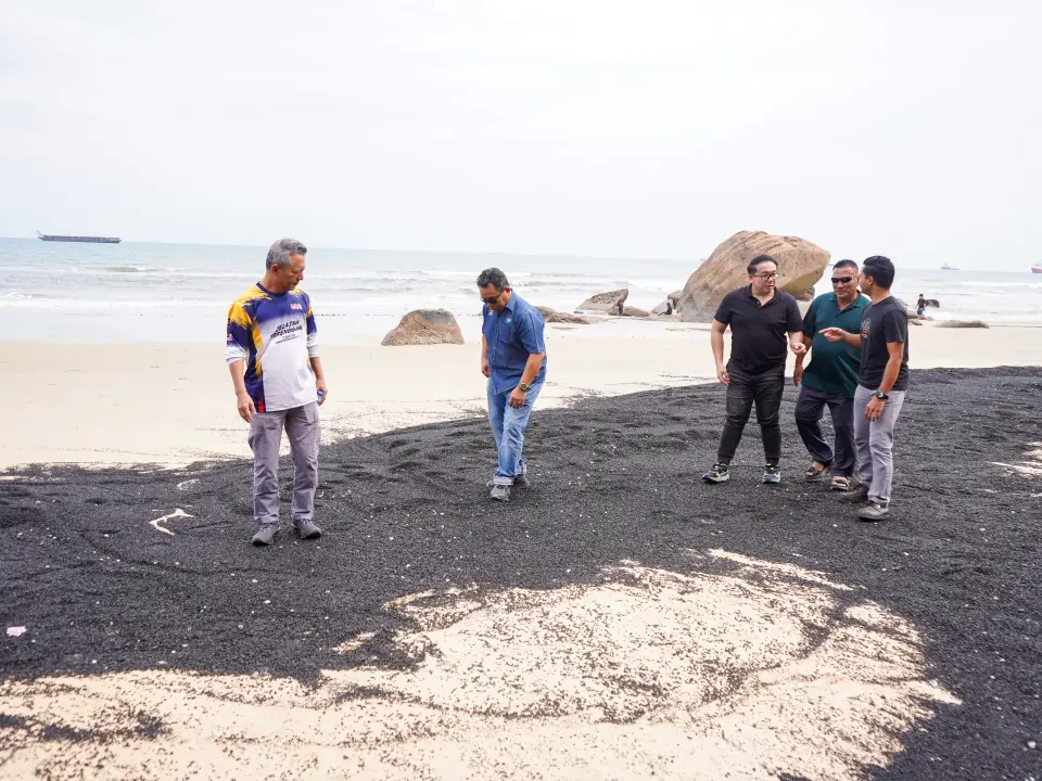Tumpahan 7,000 Tan Arang Batu di Teluk Kalong Dibersih Dalam Masa Terdekat