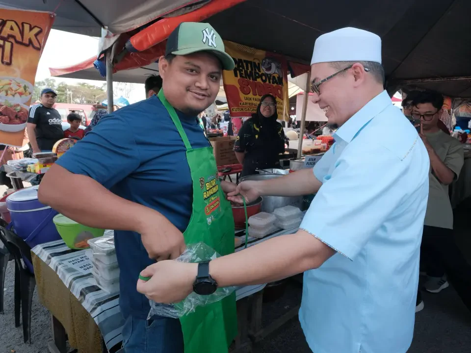 250 Apron, Kurma Untuk Peniaga Bazar Terbesar Kuala Nerus