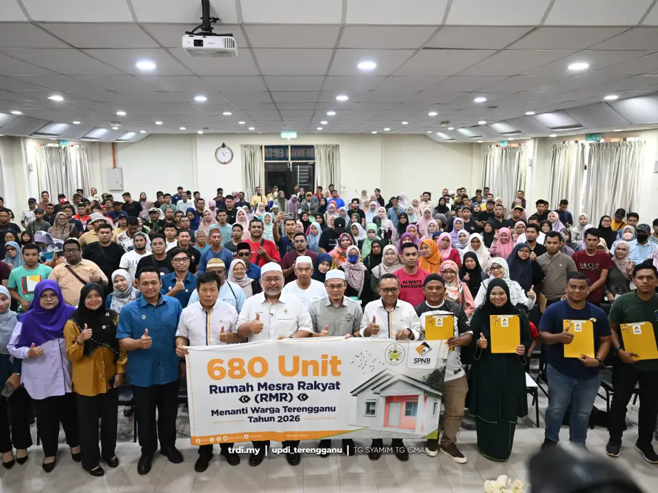 Majlis Penyerahan Surat Tawaran dan Sesi Menandatangi Perjanjian Rumah Mesra Rakyat (RMR) Negeri Terengganu di Pejabat FELDA Wilayah Terengganu.