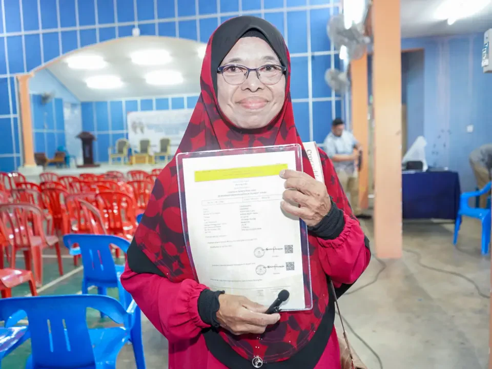 Air Mata Syukur Iringi Penyerahan Geran Hak Milik Tanah