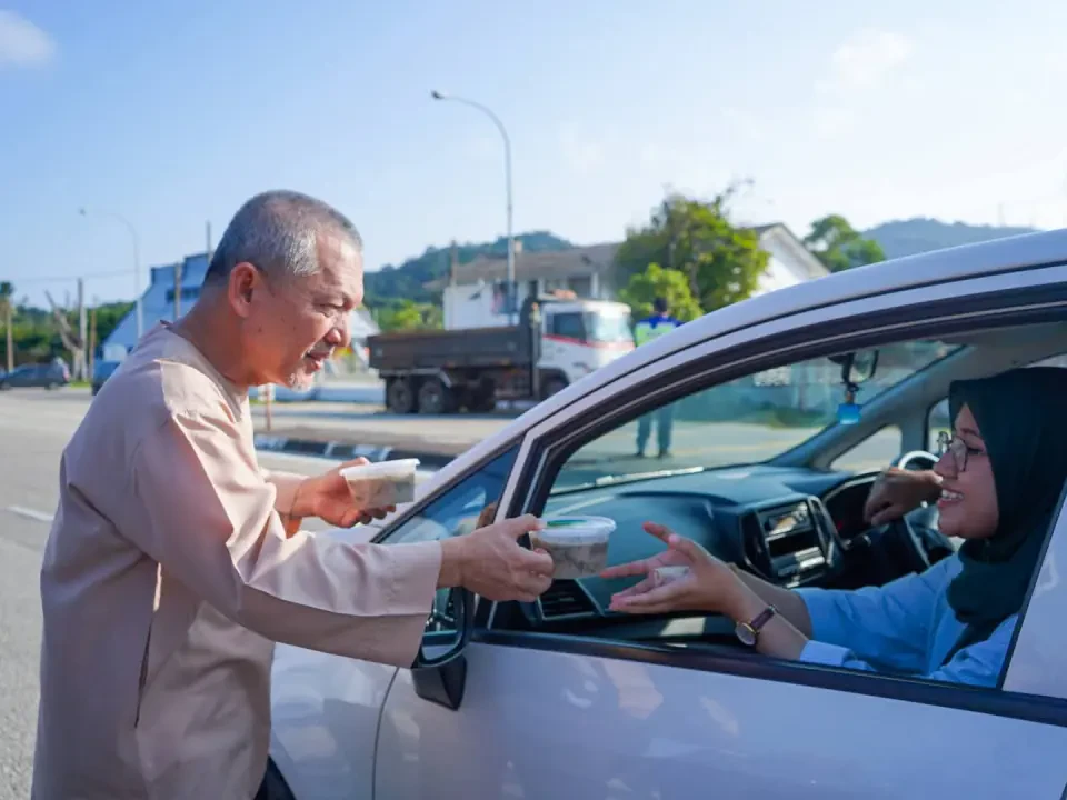 Agihan Bubur Lambuk 500 Bekas Terus Hidupkan Tradisi di Kijal