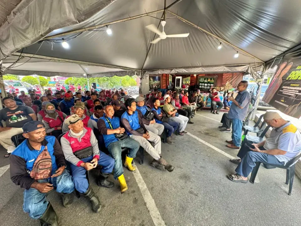 ADUN Cukai Santuni 200 Pekerja Kebersihan