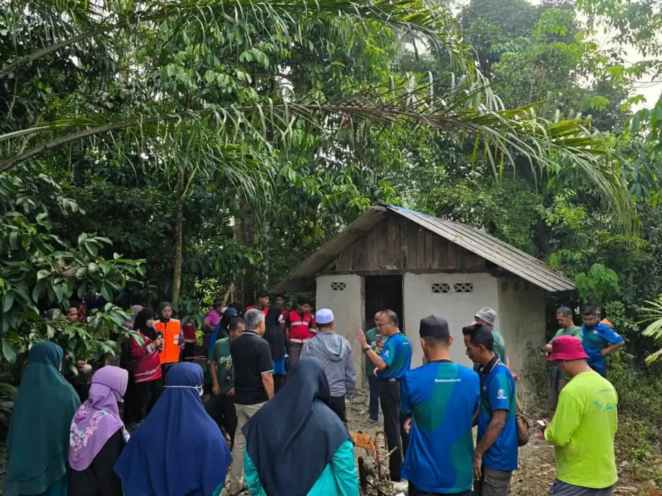 Gotong-Royong Bantu Warga Emas OKU Uzur