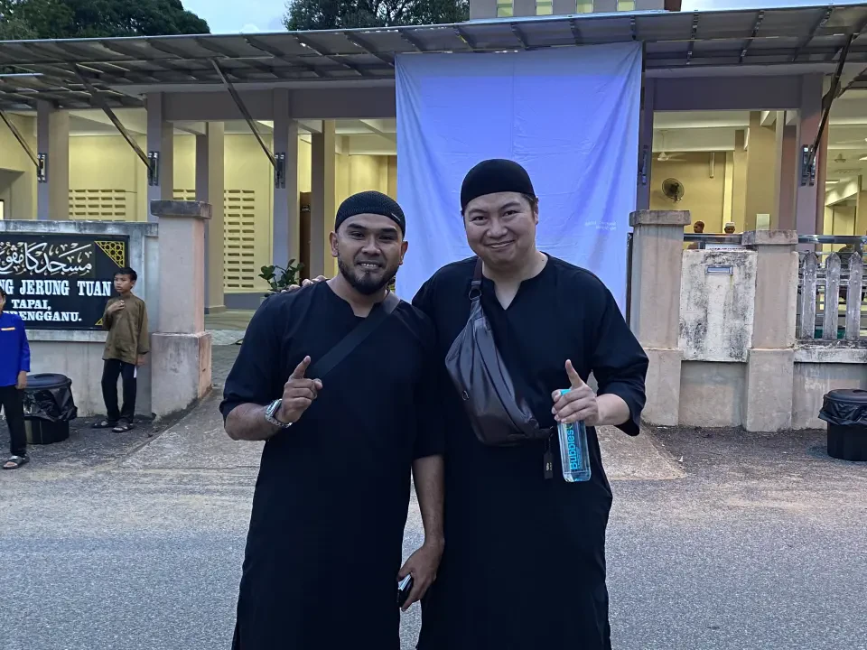 Dua Sahabat Dari Singapura Tempuh Sembilan Jam Demi Kuliah Ustaz Azhar Idrus