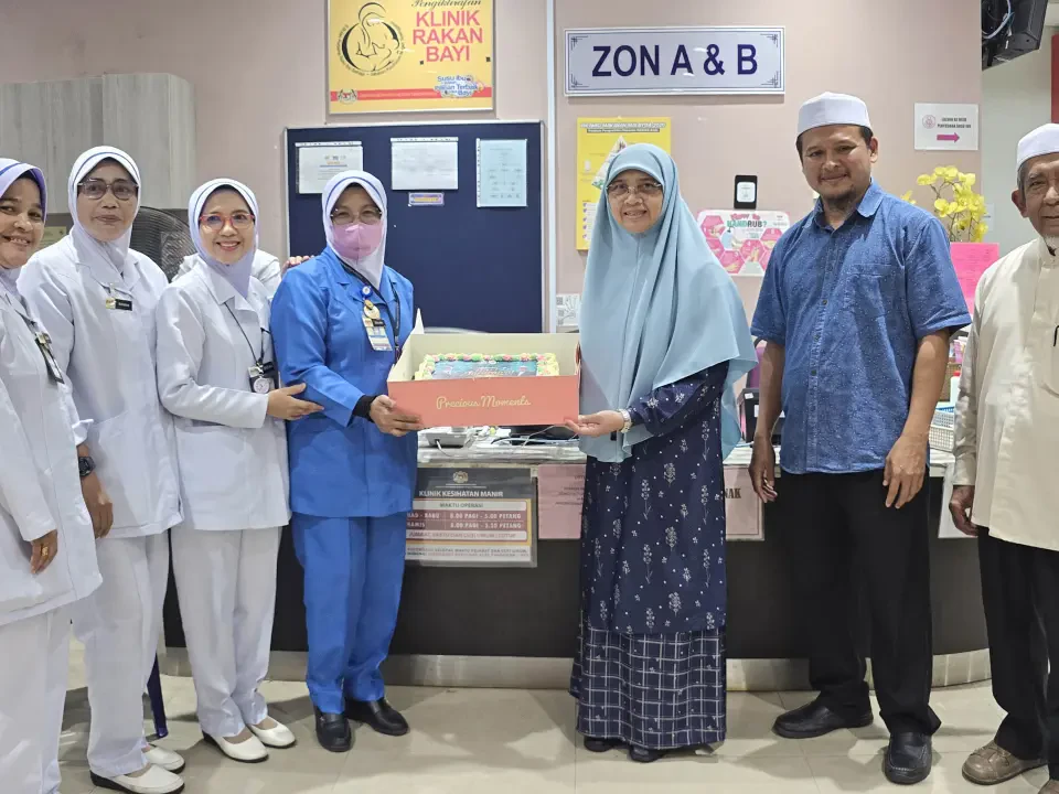 Serahan Kek Simbolik Penghargaan Buat Warga Jururawat