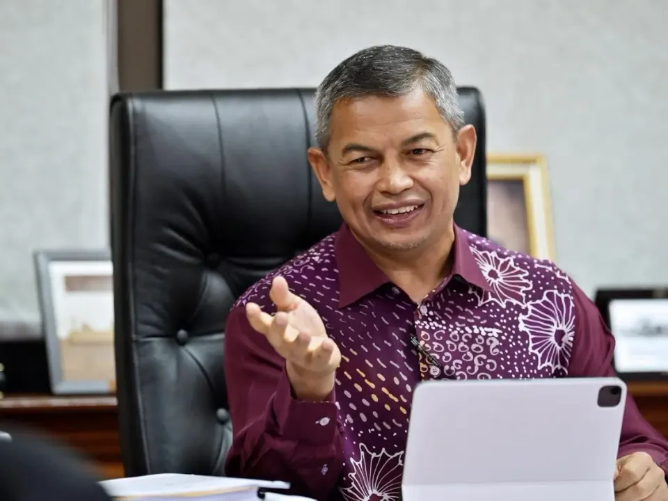'Bukan Projek UMNO atau PAS, Itu Duit Kerajaan' - Dr Azman
