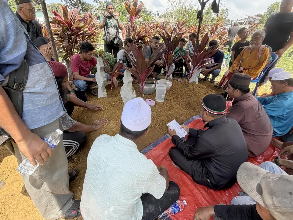 Jenazah Dua Beradik Lemas Dikebumi Dalam Satu Liang Lahad
