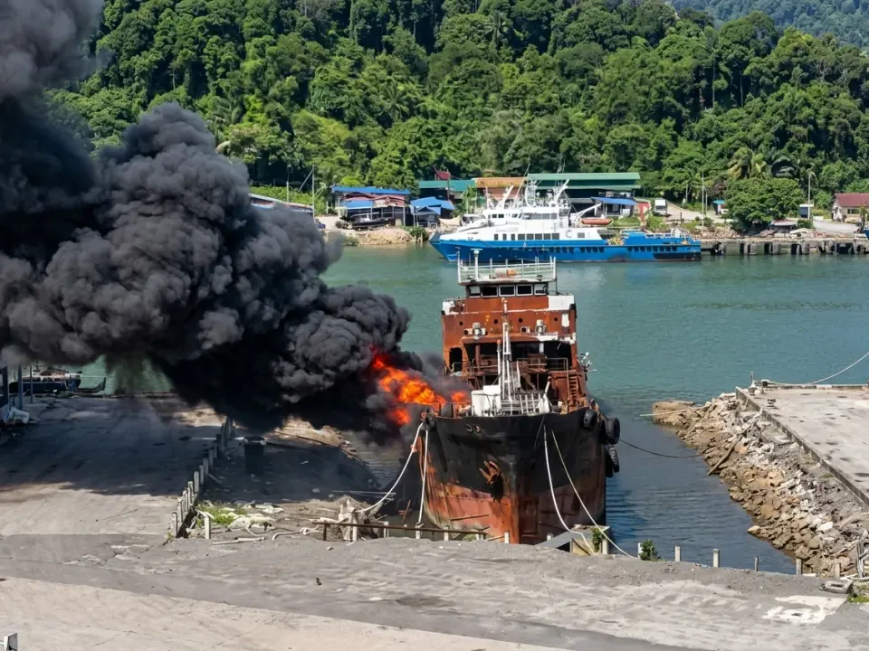 Asap Tebal Selubungi Bukit Kuang Akibat 'Kapal Hantu'