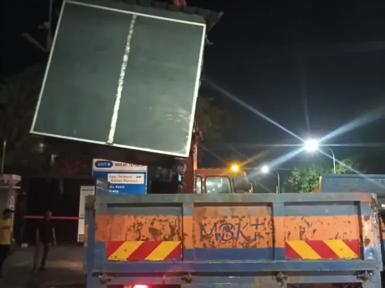 MBKT Bertindak Selepas Aduan Awam, Gerai Depan Masjid Wakaf Tembesu Dialih