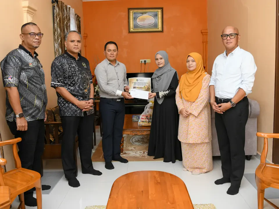 Waris Lagenda Bola Sepak Terengganu Terima RM40,000 Takaful UniSZA